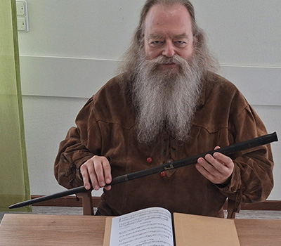8.6.26. Lesung mit Musik aus meinem Roman &raquo;Old Firehands letzter Kampf&laquo;: mit Csakan mit Stockunterteil